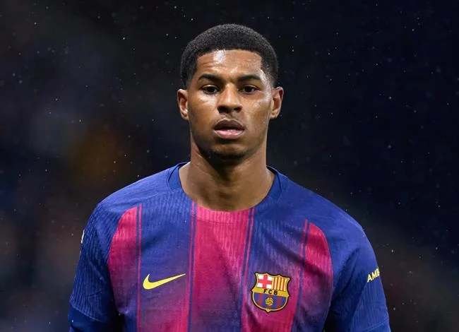 Màn hình iPhone hiển thị ứng dụng FCB8 sẵn sàng để tải về từ App Store
