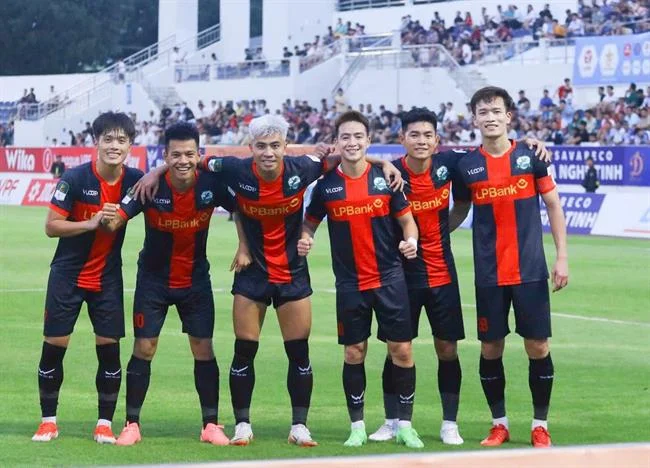 Màn hình điện thoại hiển thị quá trình tải file APK của ứng dụng FCB8